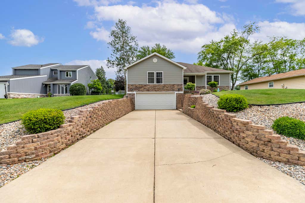 Photo of 2352 Four Seasons Parkway, Crown Point, IN 46307 (MLS # 840776)