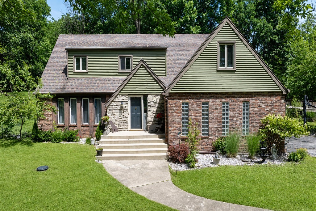 Photo of 806 W 126th Court, Crown Point, IN 46307 (MLS # 842307)