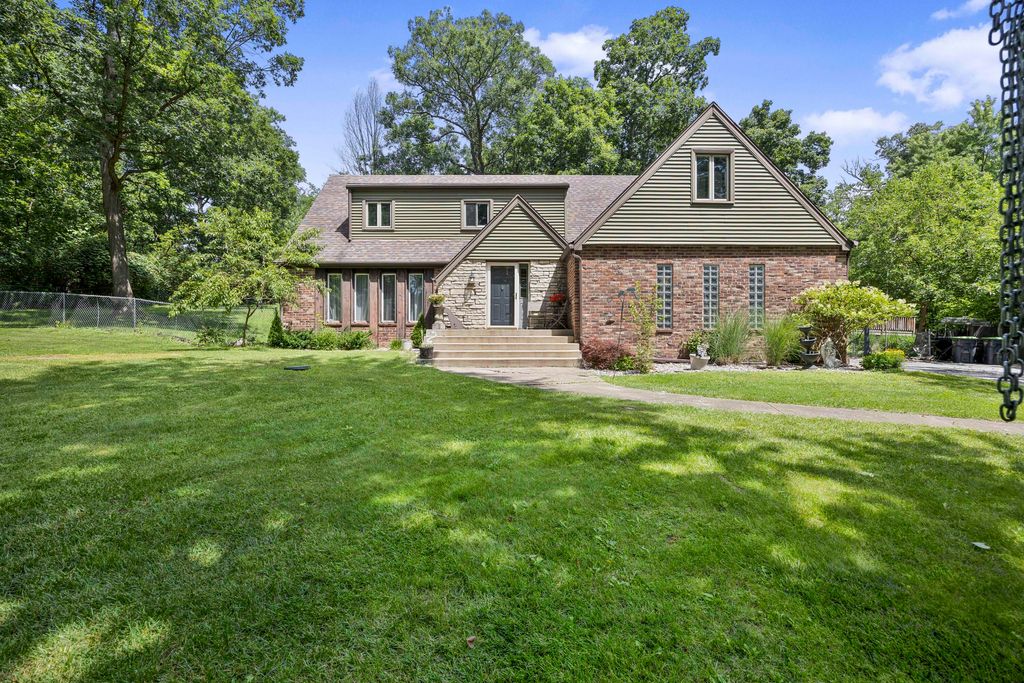 Photo of 806 W 126th Court, Crown Point, IN 46307 (MLS # 842307)