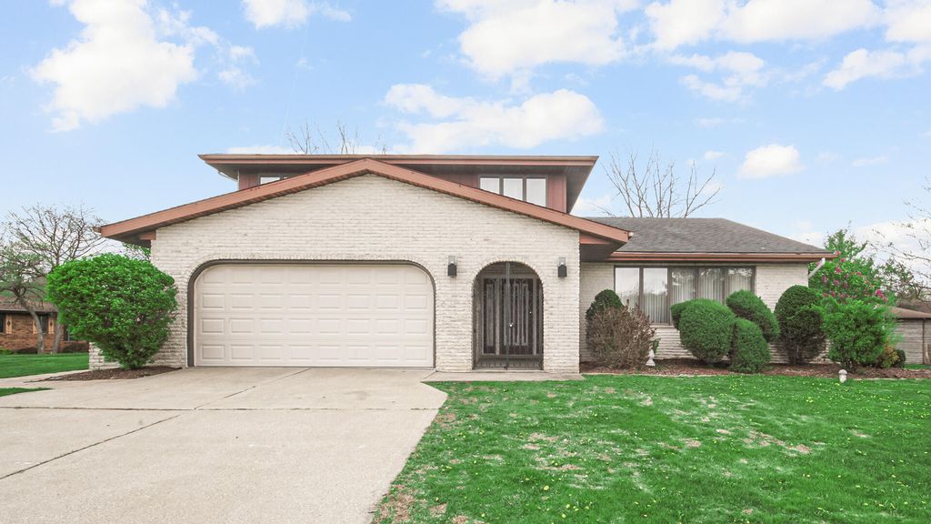 Photo of 649 W 128th Court, Crown Point, IN 46307 (MLS # 837652)