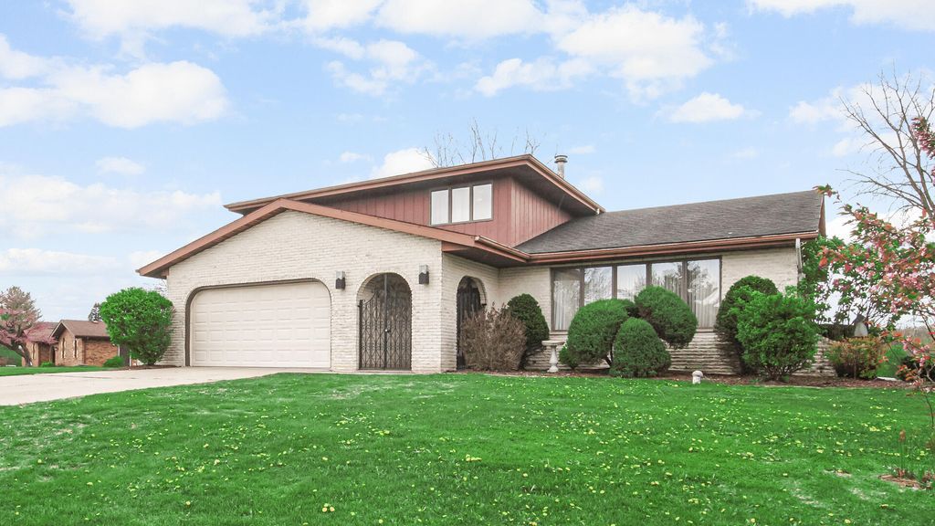 Photo of 649 W 128th Court, Crown Point, IN 46307 (MLS # 837652)