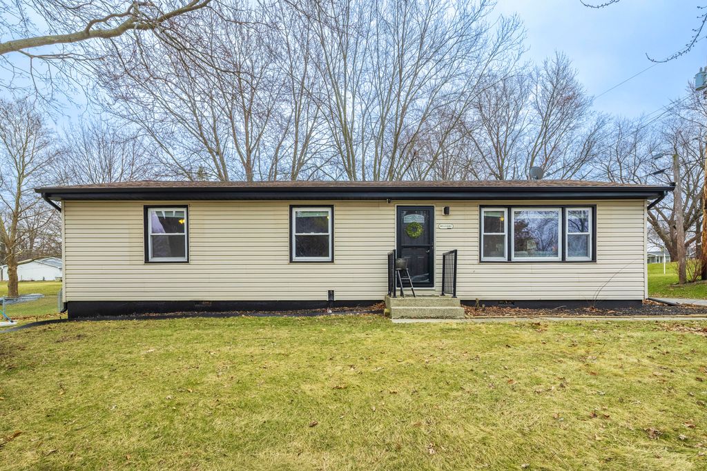 Photo of 455 Marian Drive, Valparaiso, IN 46385 (MLS # 834925)