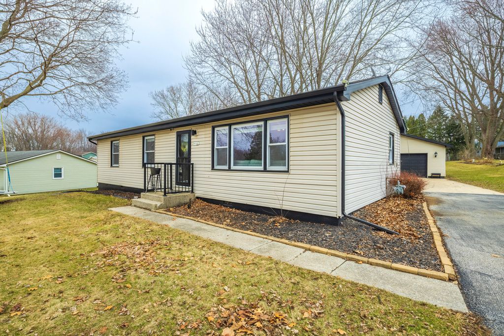 Photo of 455 Marian Drive, Valparaiso, IN 46385 (MLS # 834925)