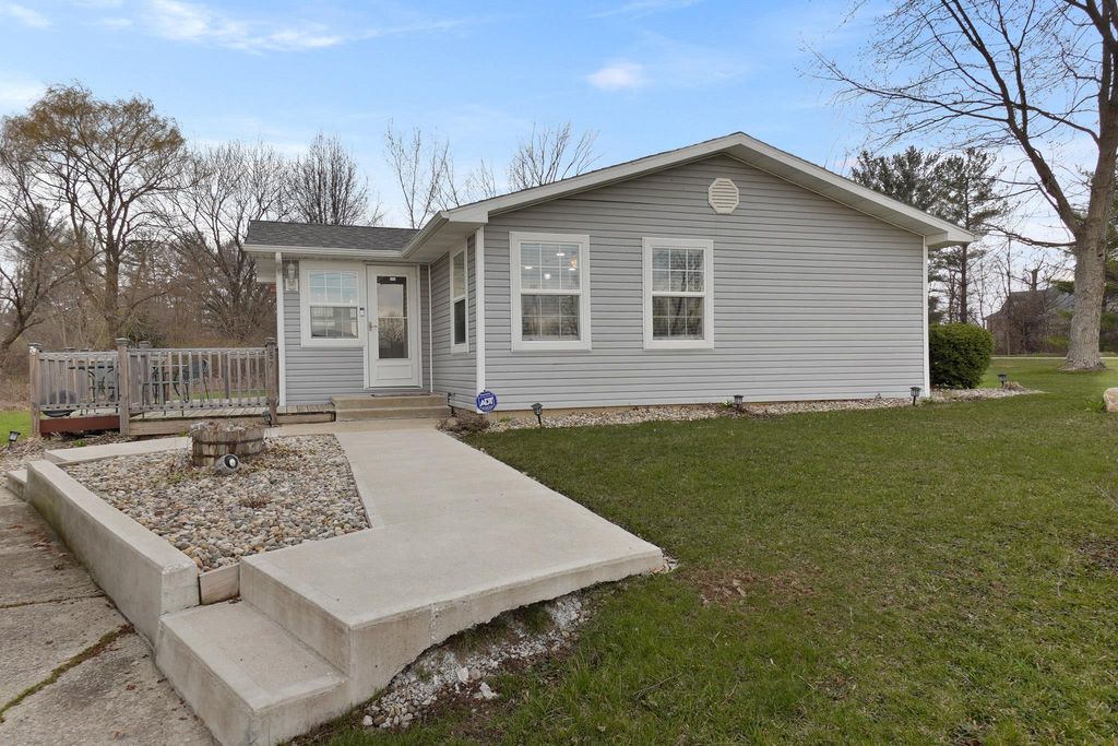 Photo of 252 N 750 W, Valparaiso, IN 46385 (MLS # 836225)