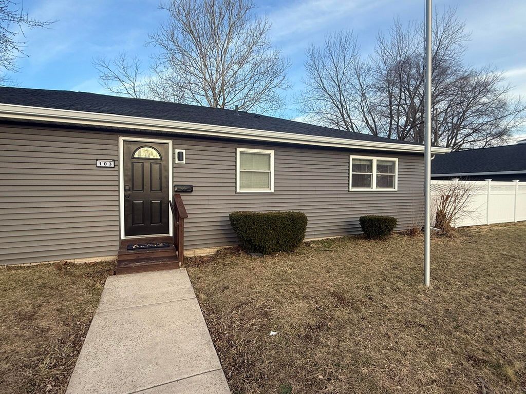 Photo of 103 Michigan Street, Chesterton, IN 46304 (MLS # 832852)