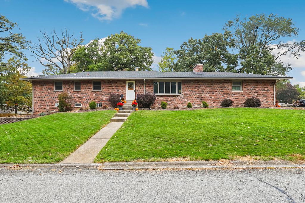 Photo of 402 Iroquois Street, Schererville, IN 46375 (MLS # 829473)