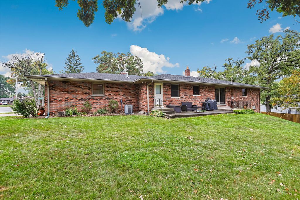 Photo of 402 Iroquois Street, Schererville, IN 46375 (MLS # 829473)
