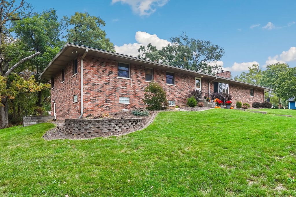 Photo of 402 Iroquois Street, Schererville, IN 46375 (MLS # 829473)