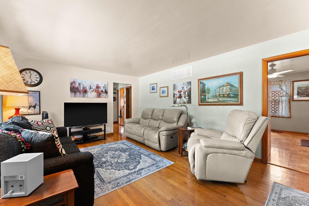 Photo of 546 N Wheeler Street, Griffith, IN 46319 (MLS # 840590)
