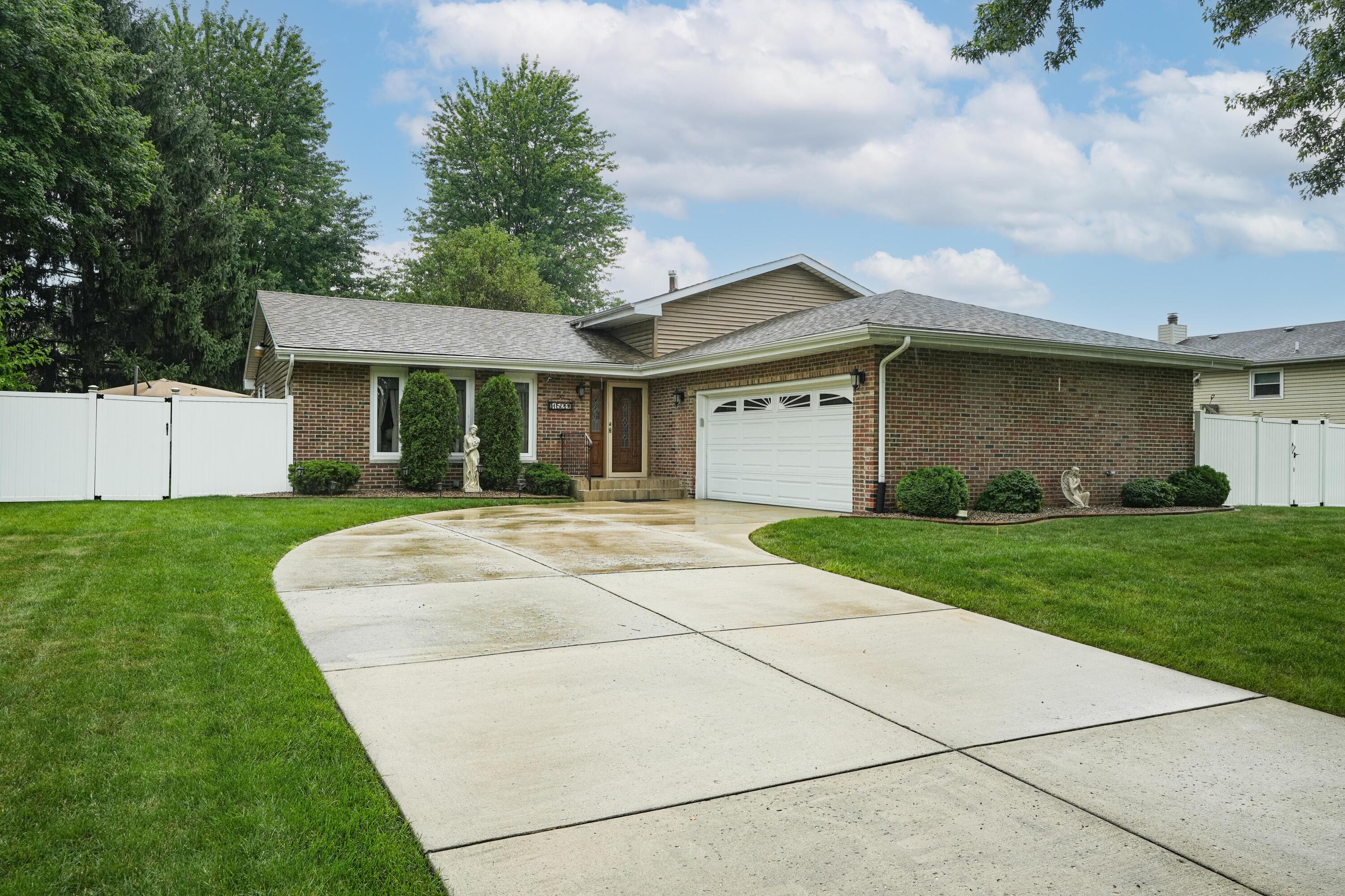 View Merrillville, IN 46410 house