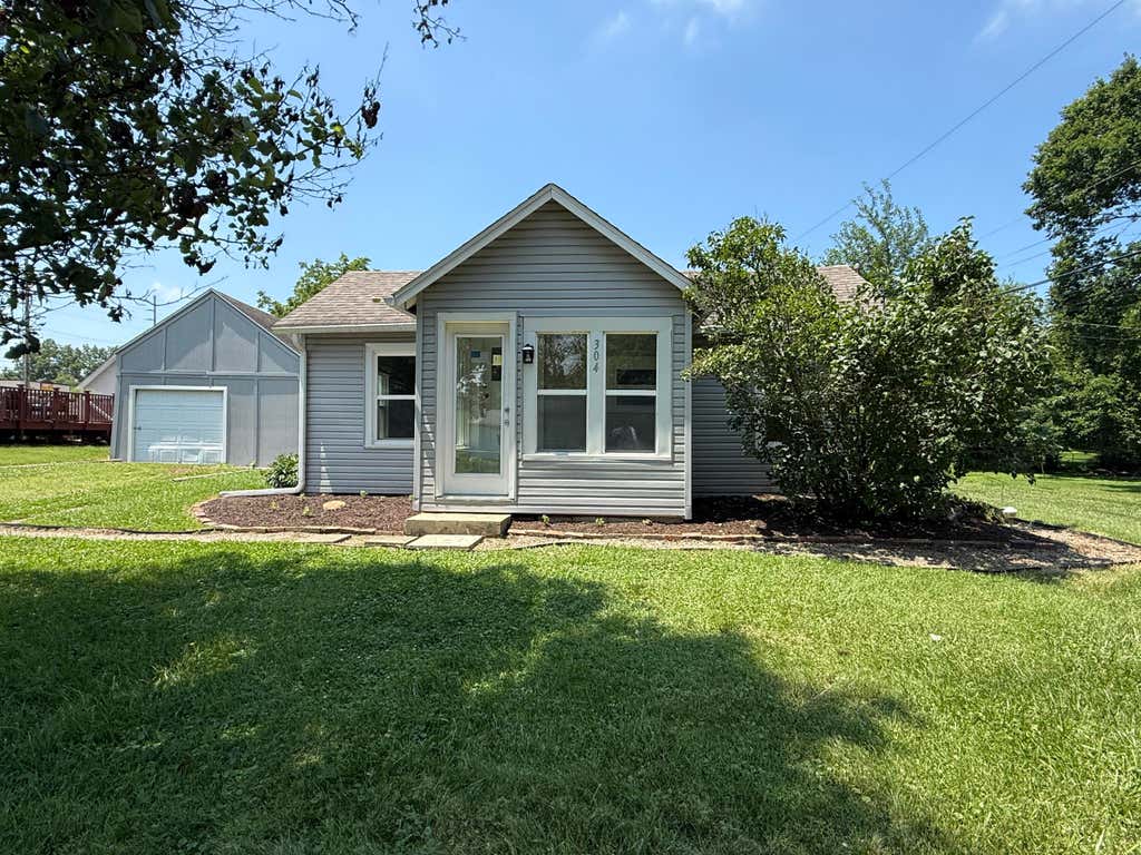 Photo of 304 N Lincoln Street, Hebron, IN 46341 (MLS # 841867)