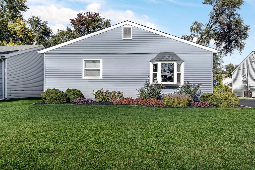 Photo of 2421 Walnut Drive, Highland, IN 46322 (MLS # 847378)
