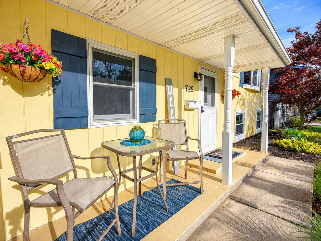 Photo of 729 N Wheeler Street, Griffith, IN 46319 (MLS # 839469)