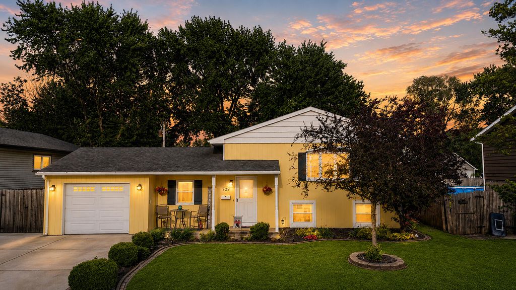 Photo of 729 N Wheeler Street, Griffith, IN 46319 (MLS # 839469)