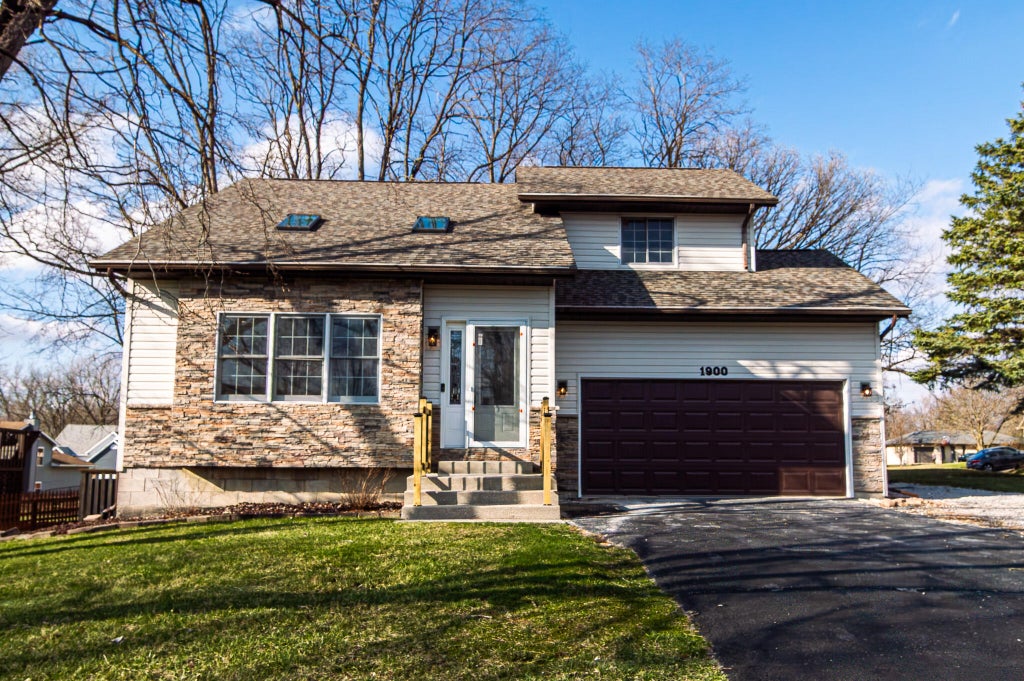 Photo of 1900 Loganberry Lane, Crown Point, IN 46307 (MLS # 840647)