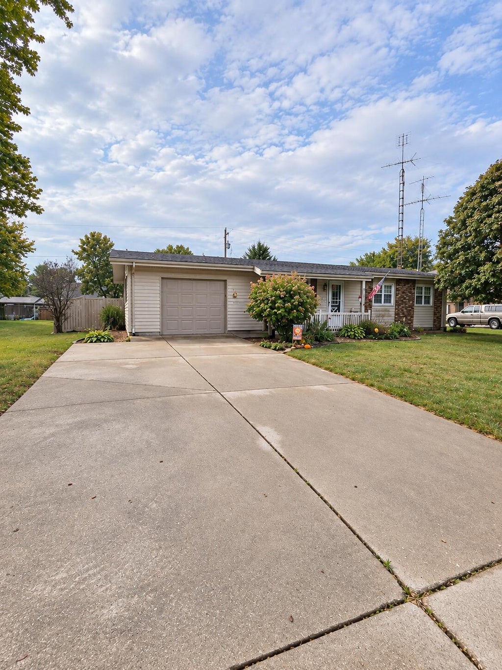 Photo of 517 E Violet Drive, Francesville, IN 47946 (MLS # 845527)