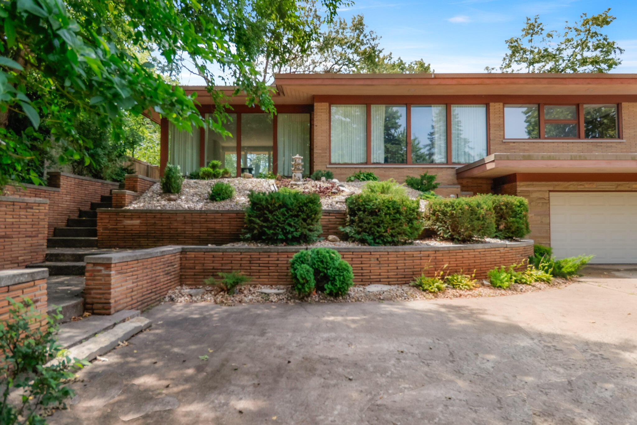 1429 W Lincoln Highway