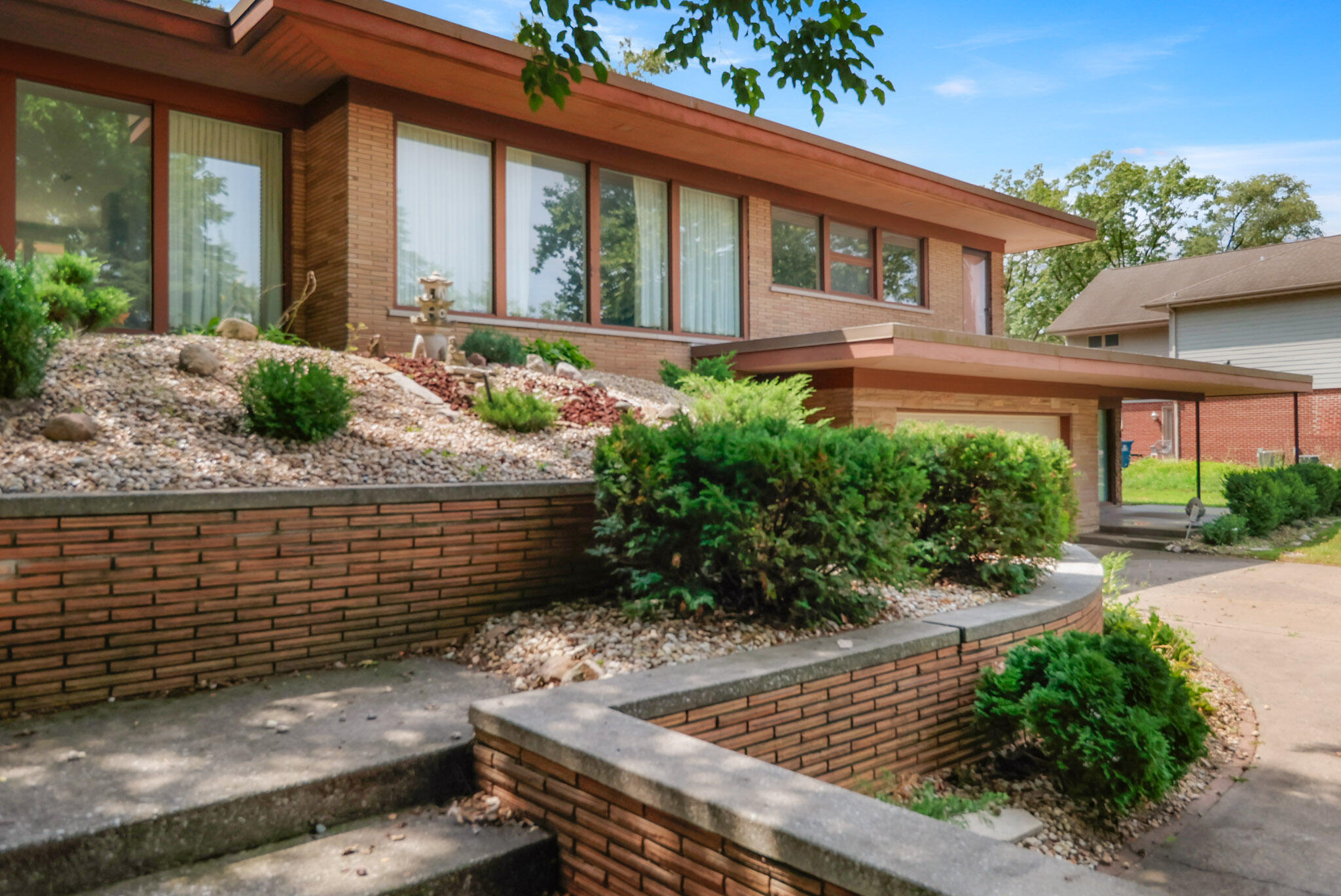 1429 W Lincoln Highway