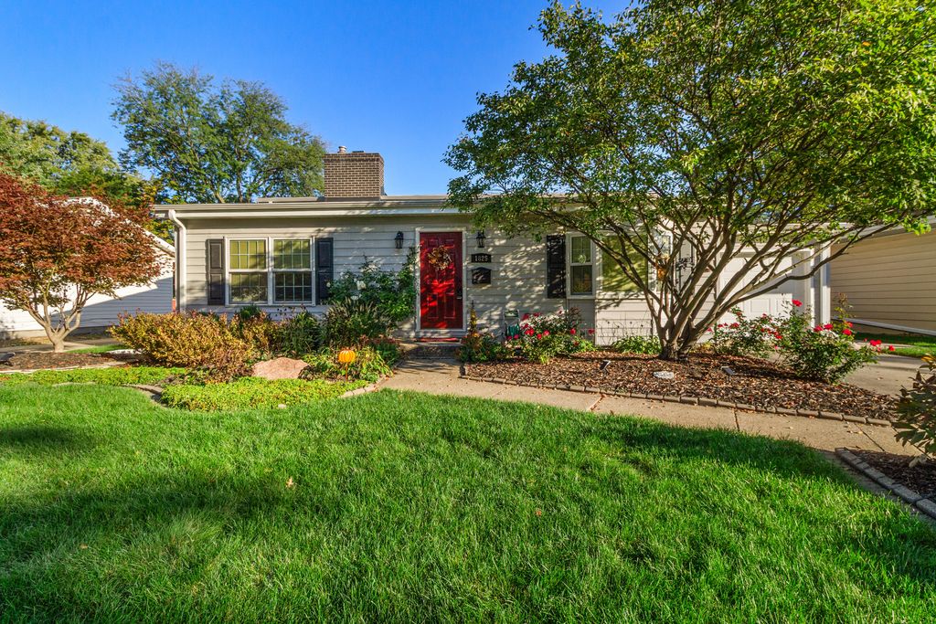 Photo of 1825 Oriole Drive, Munster, IN 46321 (MLS # 829530)