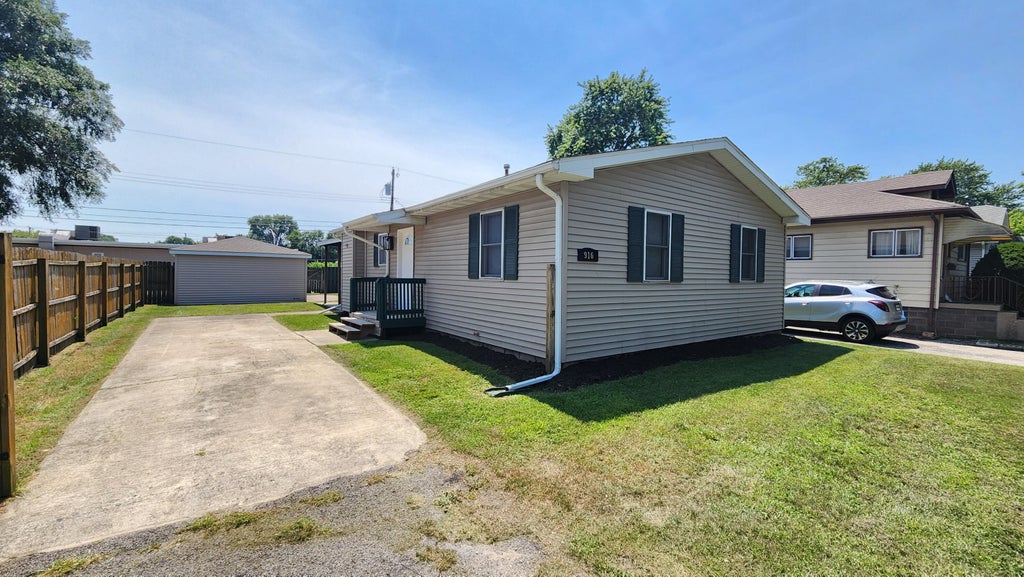 Photo of 916 Cherry Street, Hammond, IN 46324 (MLS # 842286)