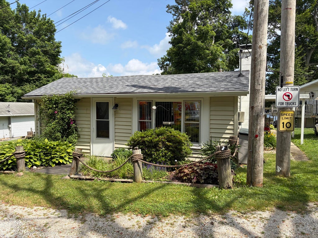 Photo of 111 Ems B36b2 Lane, Warsaw, IN 46582 (MLS # 844880)