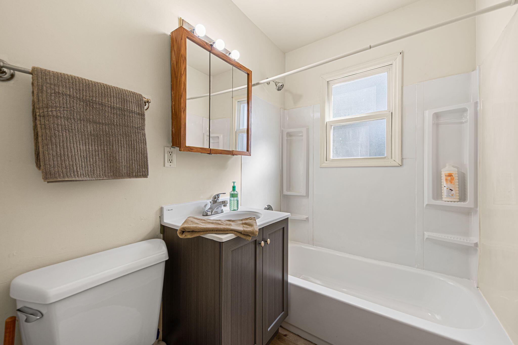 Hammond, Indiana 46324, United States, 3 Bedrooms Bedrooms, ,2 BathroomsBathrooms,Residential,Active,221311