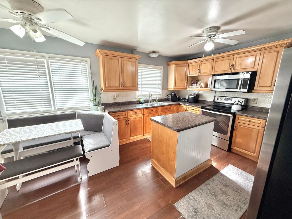 Photo of 1212 Devonshire Street, Hobart, IN 46342 (MLS # 833755)