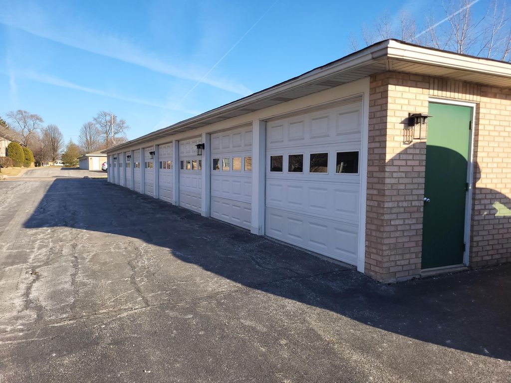 Photo of 2720 Georgetowne Drive #B2, Highland, IN 46322 (MLS # 834871)