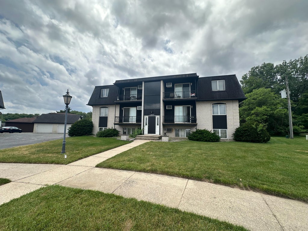 Photo of 1337 Willow Court, Schererville, IN 46375 (MLS # 845736)