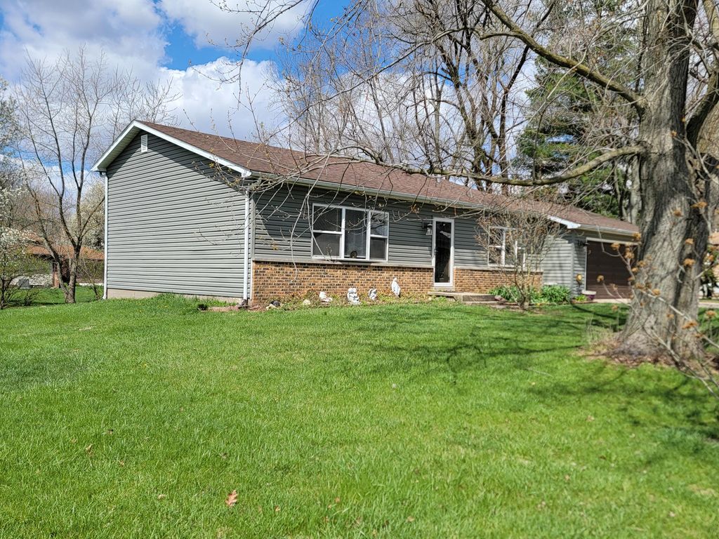 Photo of 601 Gatewood Drive, Lowell, IN 46356 (MLS # 836832)