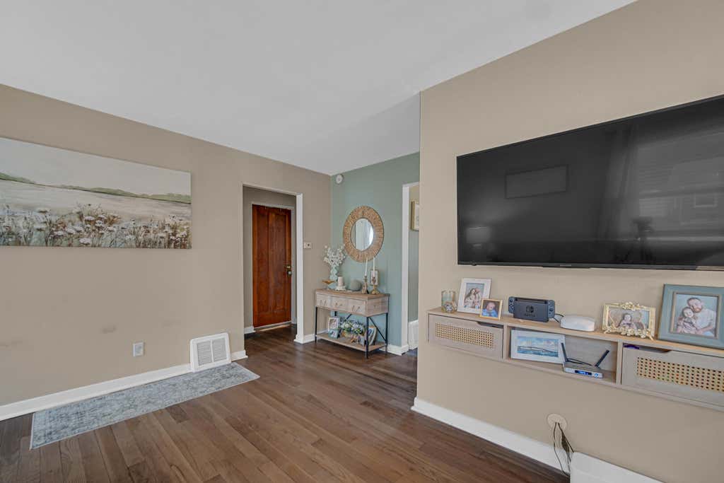 Photo of 114 Beverly Lane, Hobart, IN 46342 (MLS # 841252)