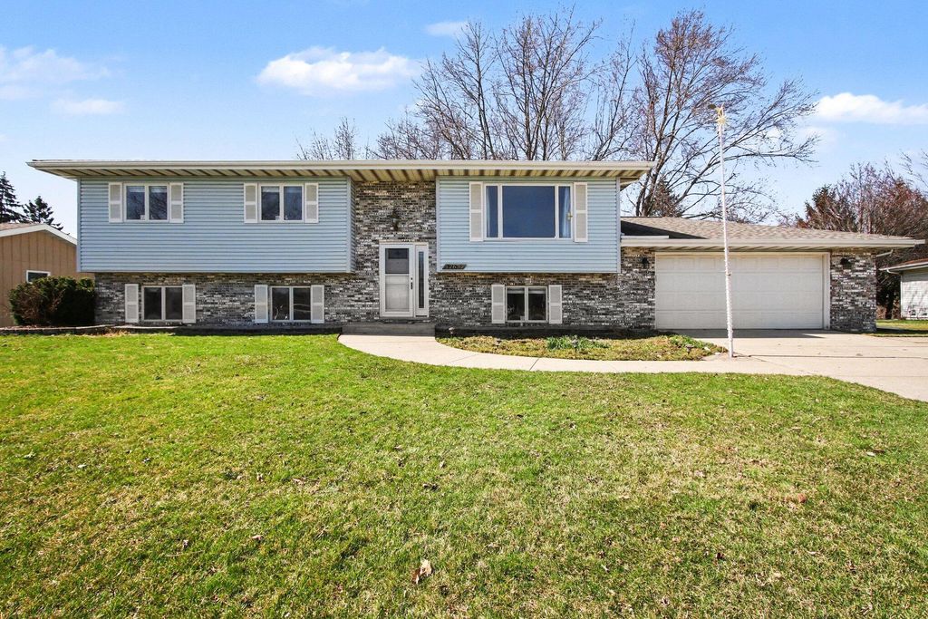 Photo of 12632 Patnoe Drive, Saint John, IN 46373 (MLS # 835940)