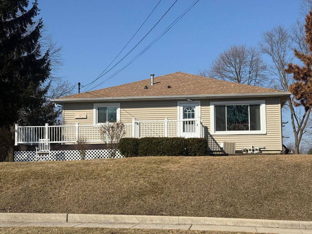 Photo of 10920 Thielen Street, Saint John, IN 46375 (MLS # 834116)
