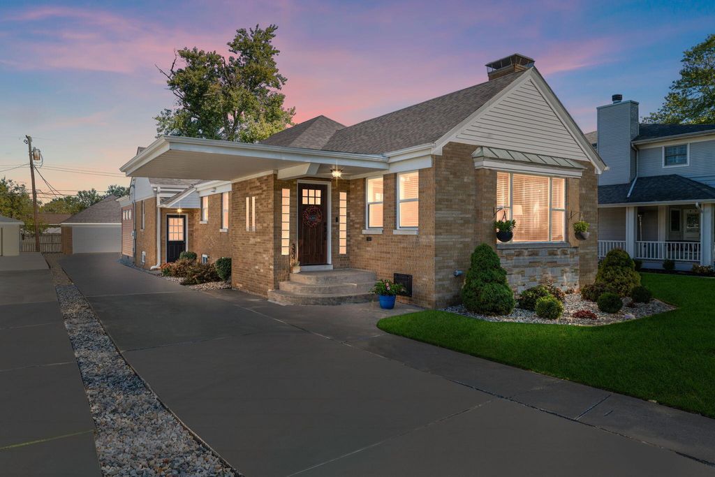 Photo of 334 Ellendale Pkwy, Crown Point, IN 46307 (MLS # 829325)