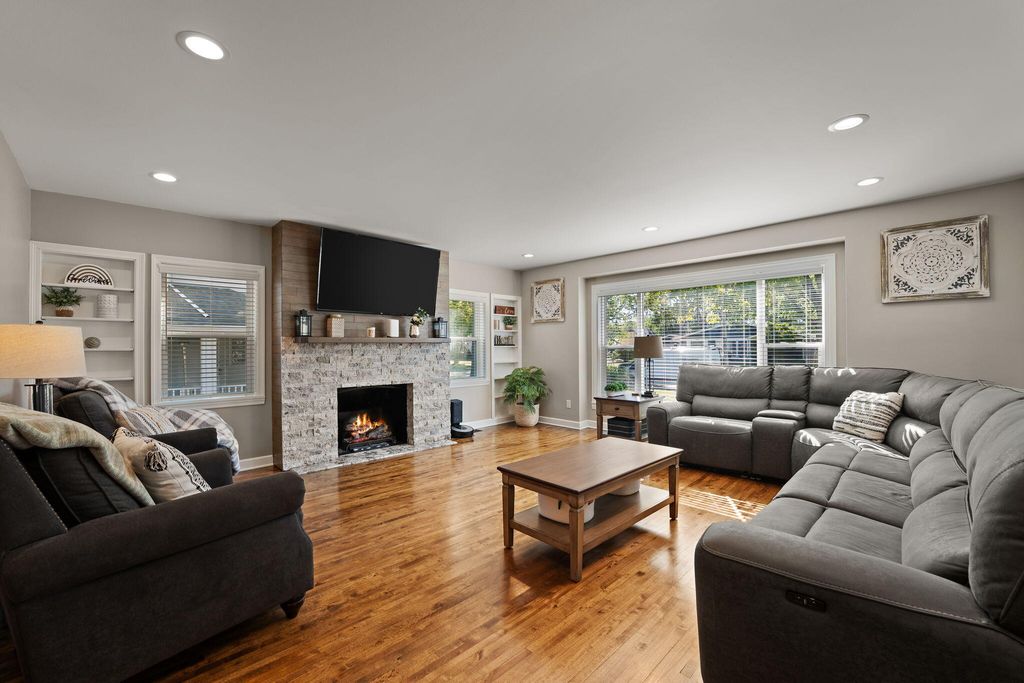 Photo of 334 Ellendale Pkwy, Crown Point, IN 46307 (MLS # 829325)
