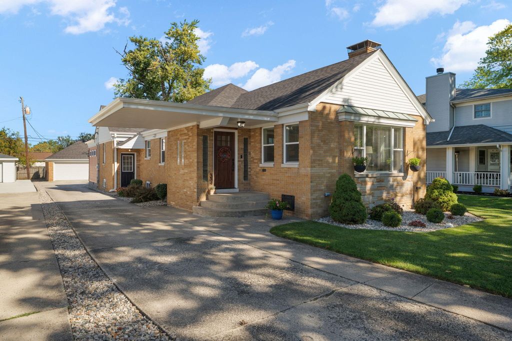 Photo of 334 Ellendale Pkwy, Crown Point, IN 46307 (MLS # 829325)