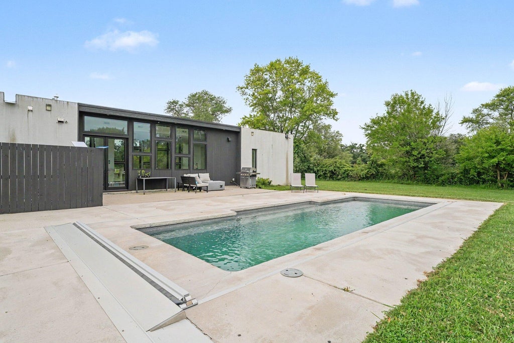 Photo of 691 W State Road 130, Hobart, IN 46342 (MLS # 843521)