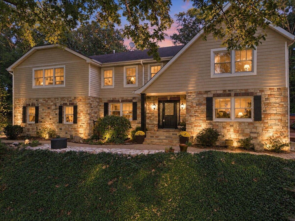 Photo of 11649 Westvalley Drive, Crown Point, IN 46307 (MLS # 846389)