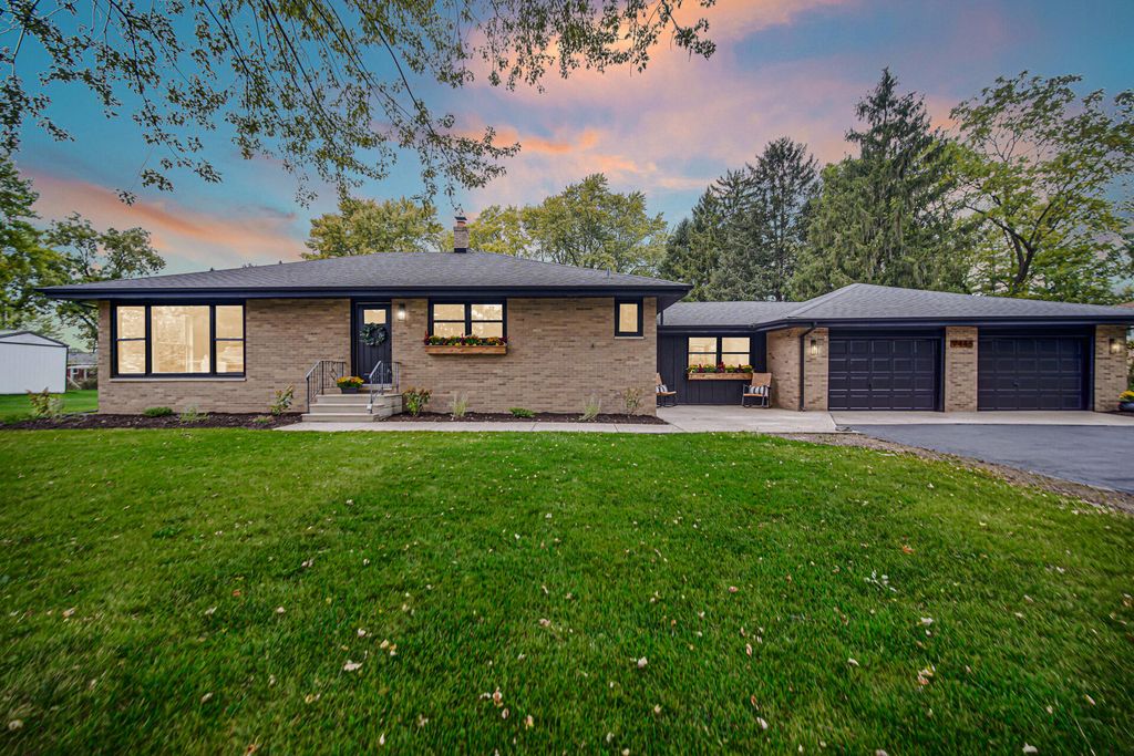 Photo of 9446 Hilltop Drive, Saint John, IN 46373 (MLS # 839149)