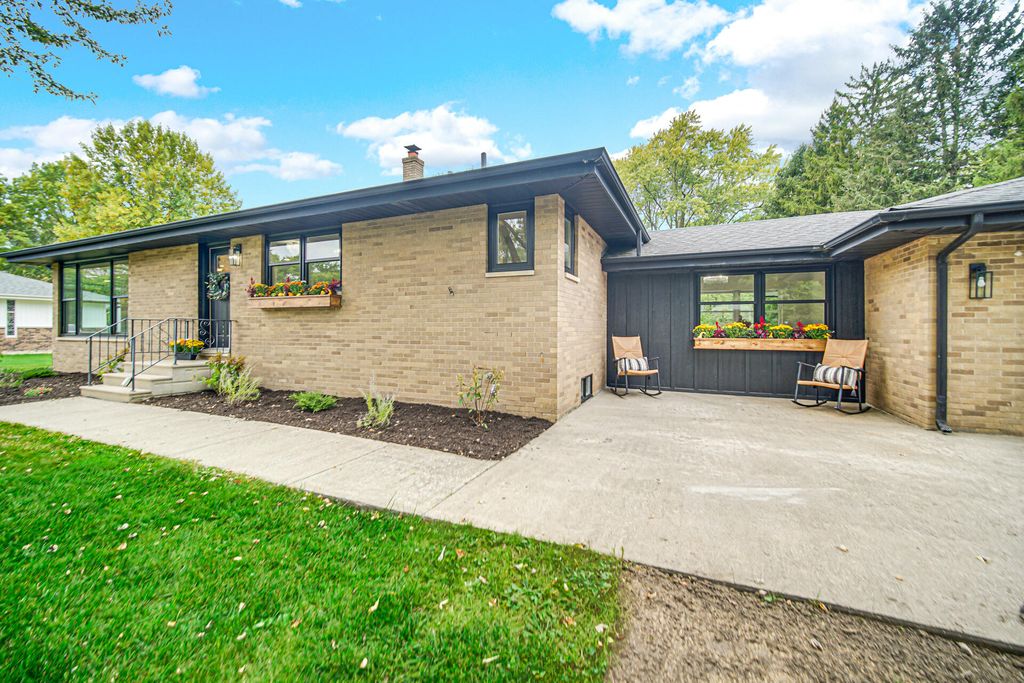 Photo of 9446 Hilltop Drive, Saint John, IN 46373 (MLS # 839149)