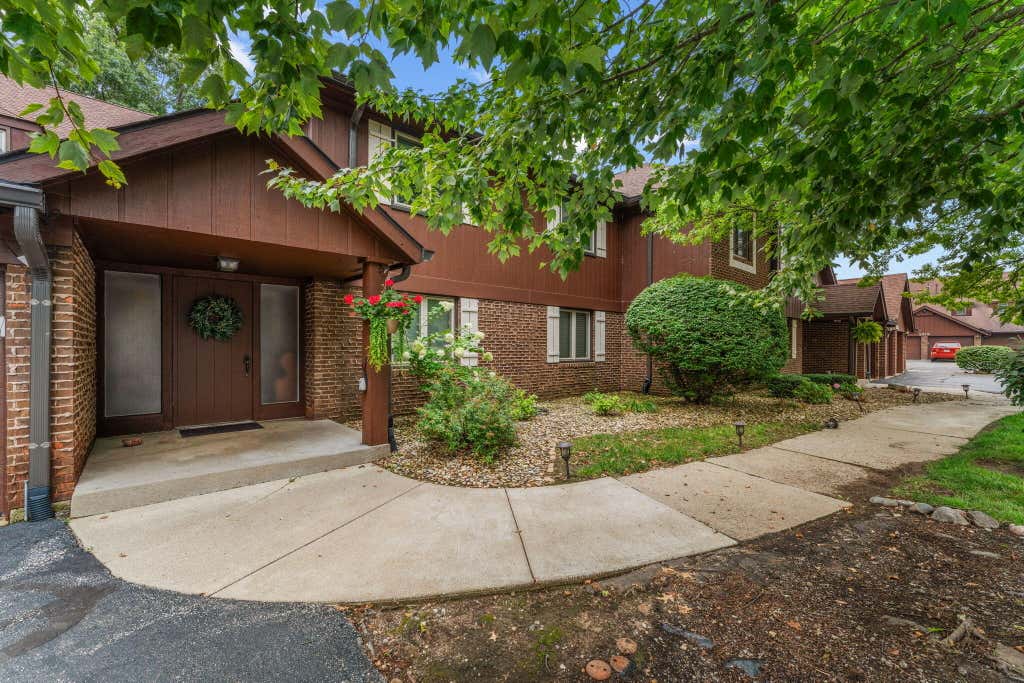 Photo of 2511 E Lakeshore Drive, Crown Point, IN 46307 (MLS # 843923)