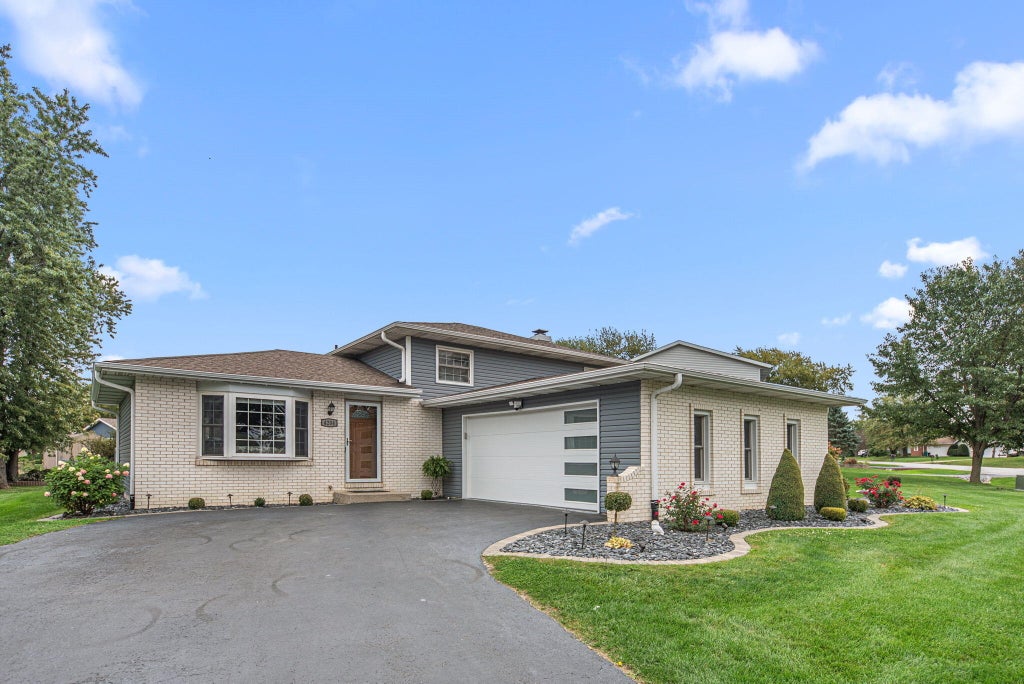 Photo of 4204 Glen Oaks Drive, Crown Point, IN 46307 (MLS # 846950)