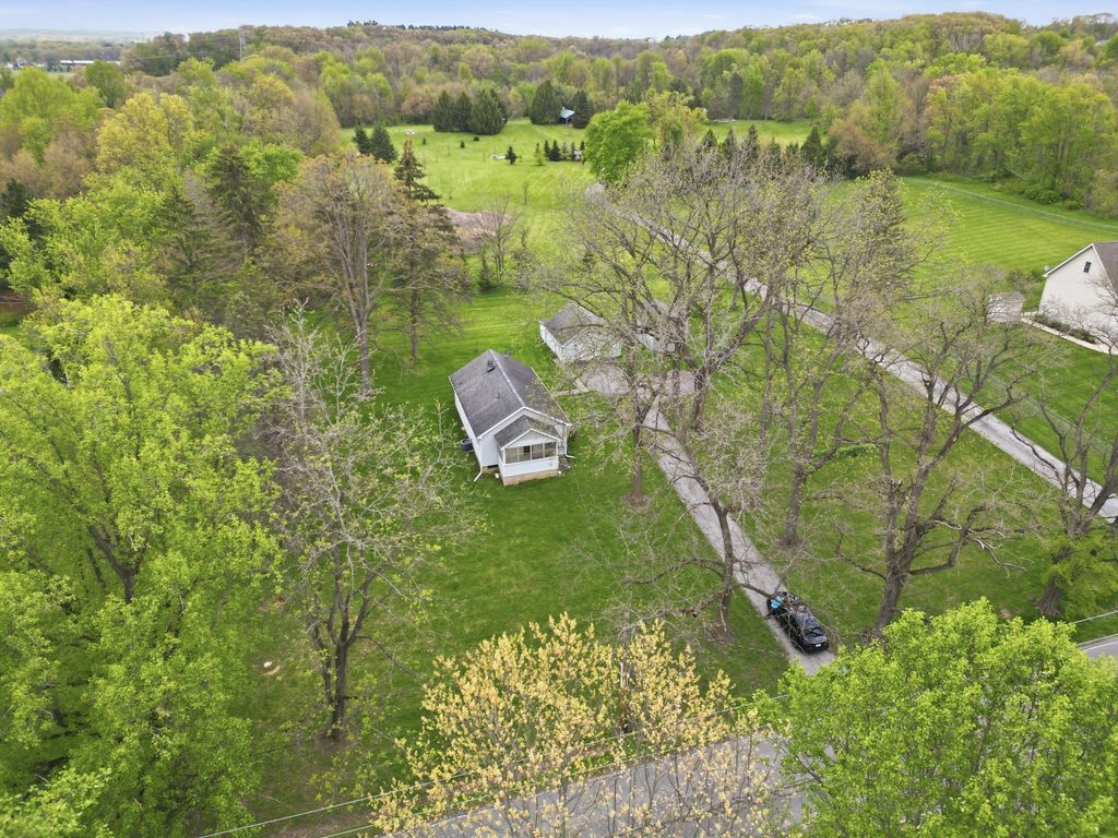 Photo of 33 E 700 N, Valparaiso, IN 46383 (MLS # 838166)
