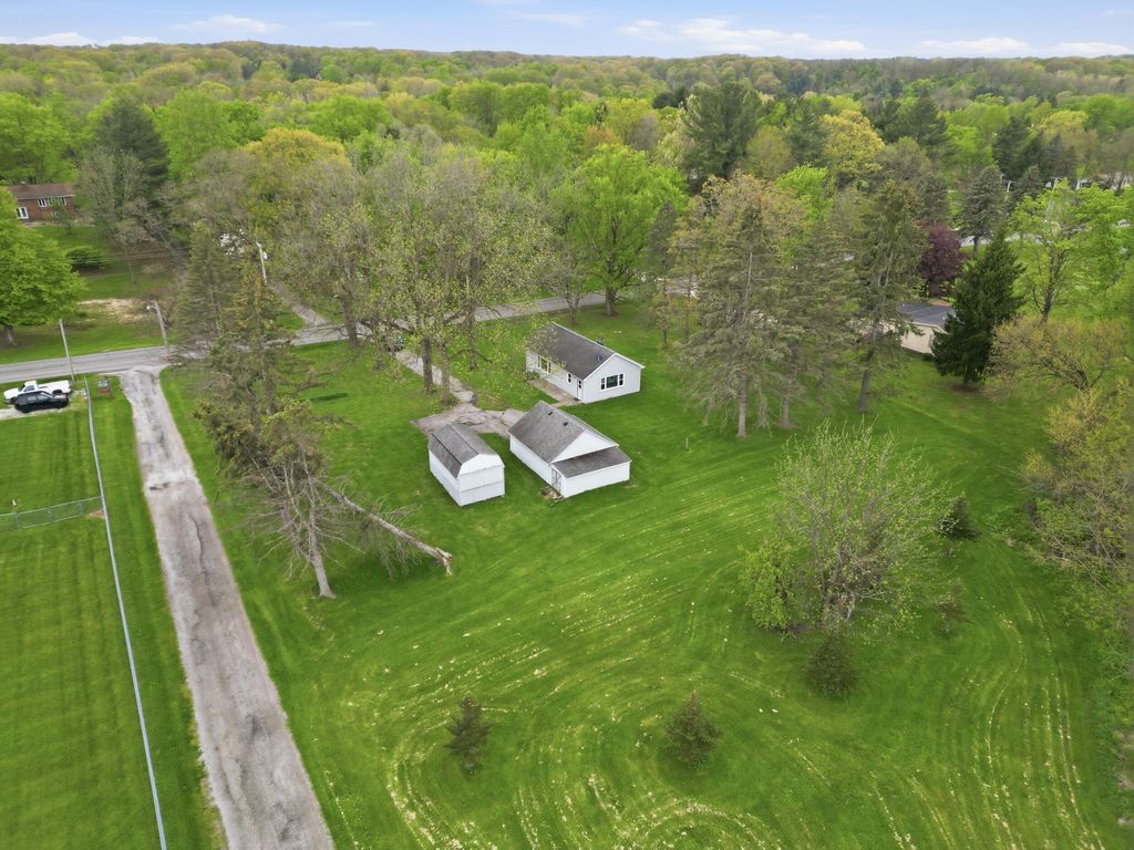 Photo of 33 E 700 N, Valparaiso, IN 46383 (MLS # 838166)