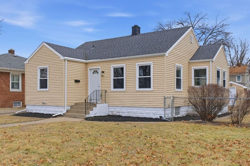 Photo of 423 N Cline Avenue, Griffith, IN 46319 (MLS # 834389)