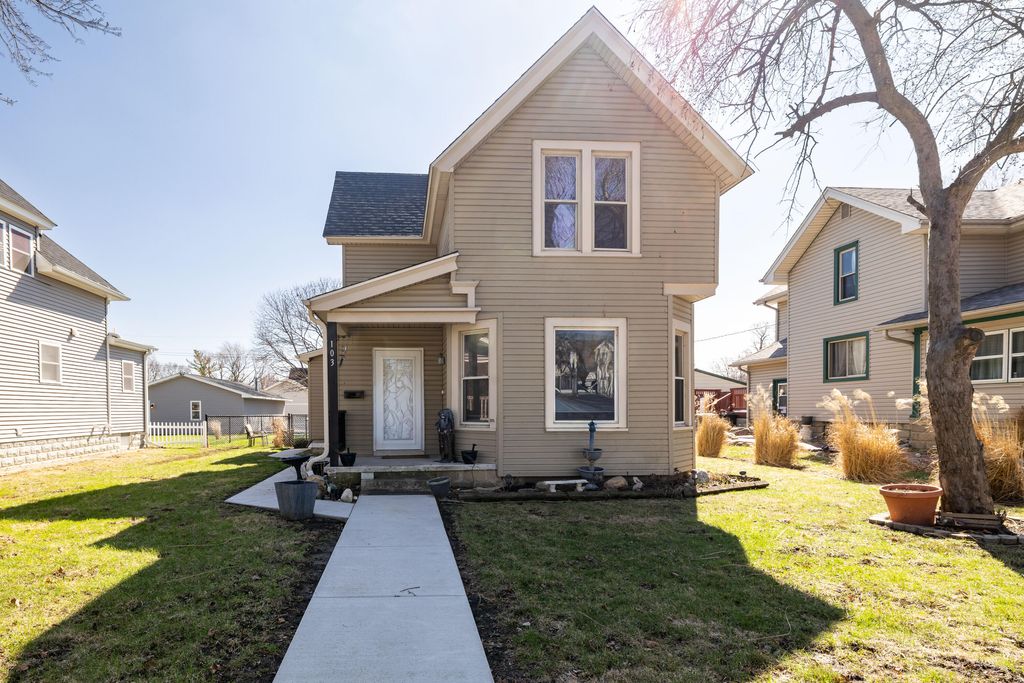 Photo of 103 W Lincoln Street, Kentland, IN 47951 (MLS # 835561)