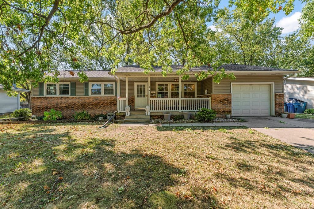 Photo of 319 Michele Avenue, Crown Point, IN 46307 (MLS # 833967)