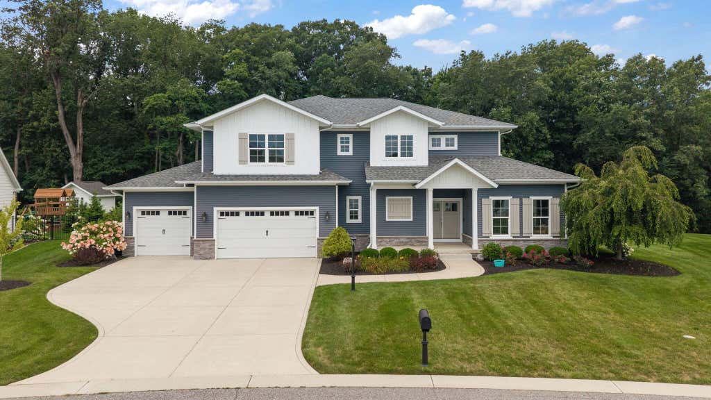 Photo of 326 W Houghton Drive, Valparaiso, IN 46385 (MLS # 843835)