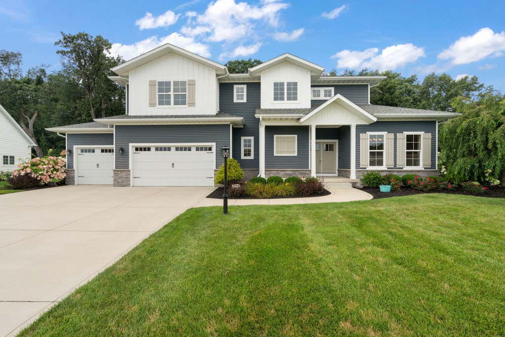 Photo of 326 W Houghton Drive, Valparaiso, IN 46385 (MLS # 843835)