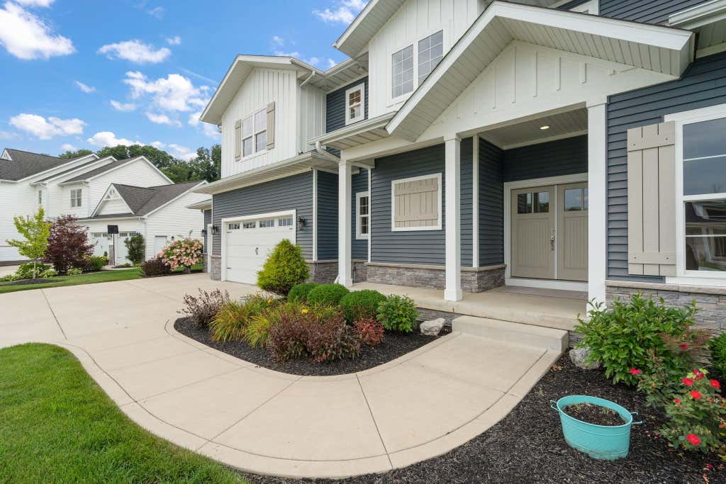 Photo of 326 W Houghton Drive, Valparaiso, IN 46385 (MLS # 843835)